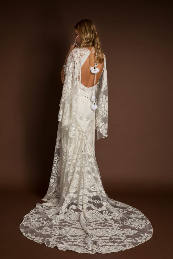 Vintage Bohemian Dresses With Wrap Lace Appliqued Sweep Train V Neck Tassel Hollow Back Beach Wedding Dress Plus Size Bridal Gowns