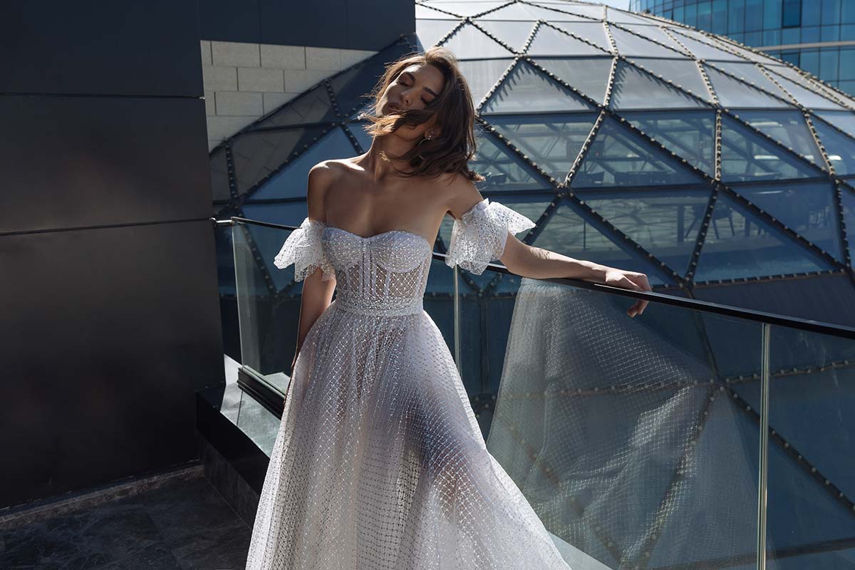 A Line Wedding Dresses Lace Illusion Strapless Wedding Dress Datachble Slevees Sweep Train Custom Made Backless Sexy Robes De Mariée