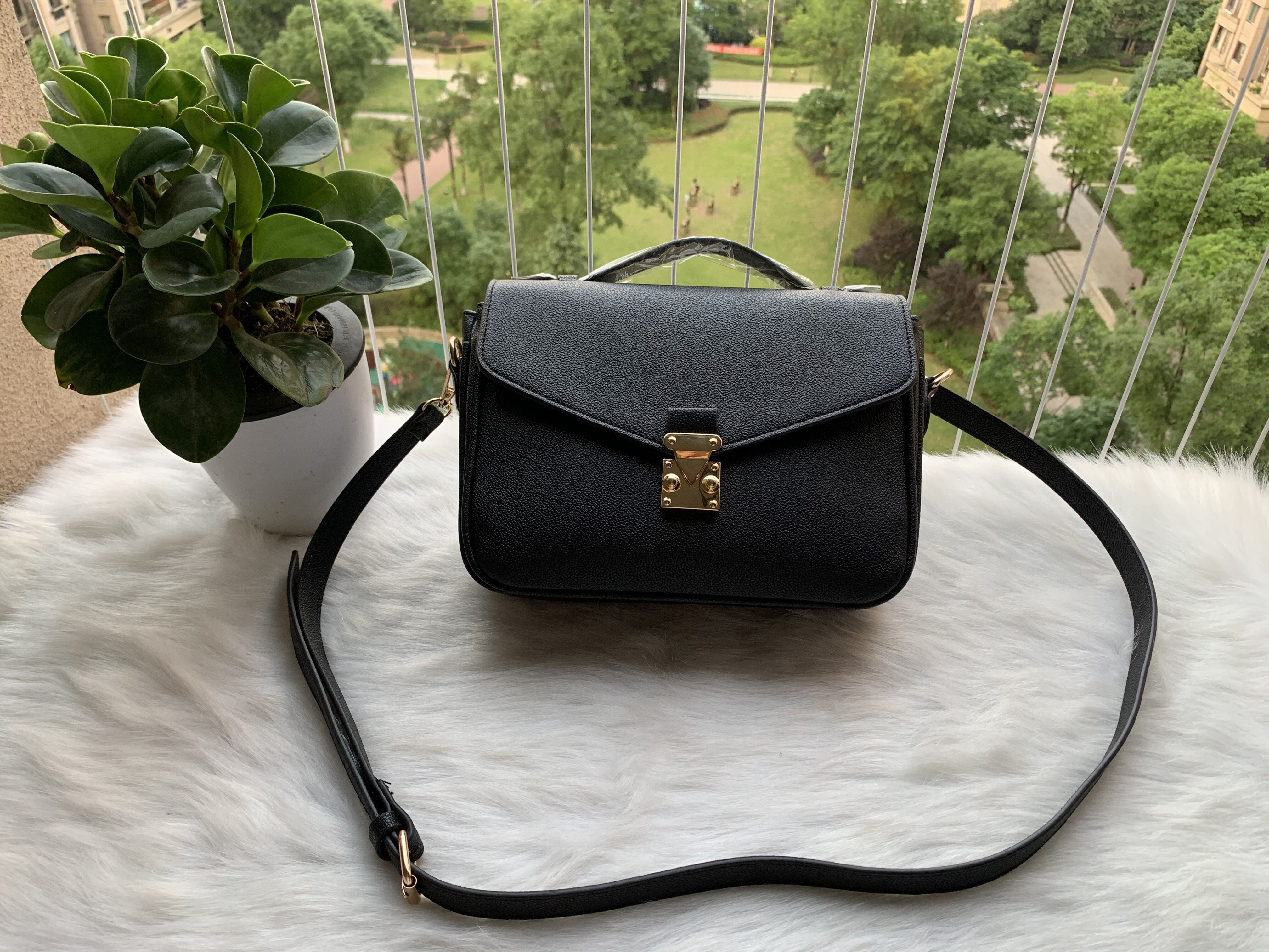 2021 luxurys designers bags women handbag messenger bag oxidizing leather POCHETTE metis elegant shoulder bags, Black
2021 luxurys designers bags women handbag messenger bag oxidizing leather POCHETTE metis elegant shoulder bags, Black
