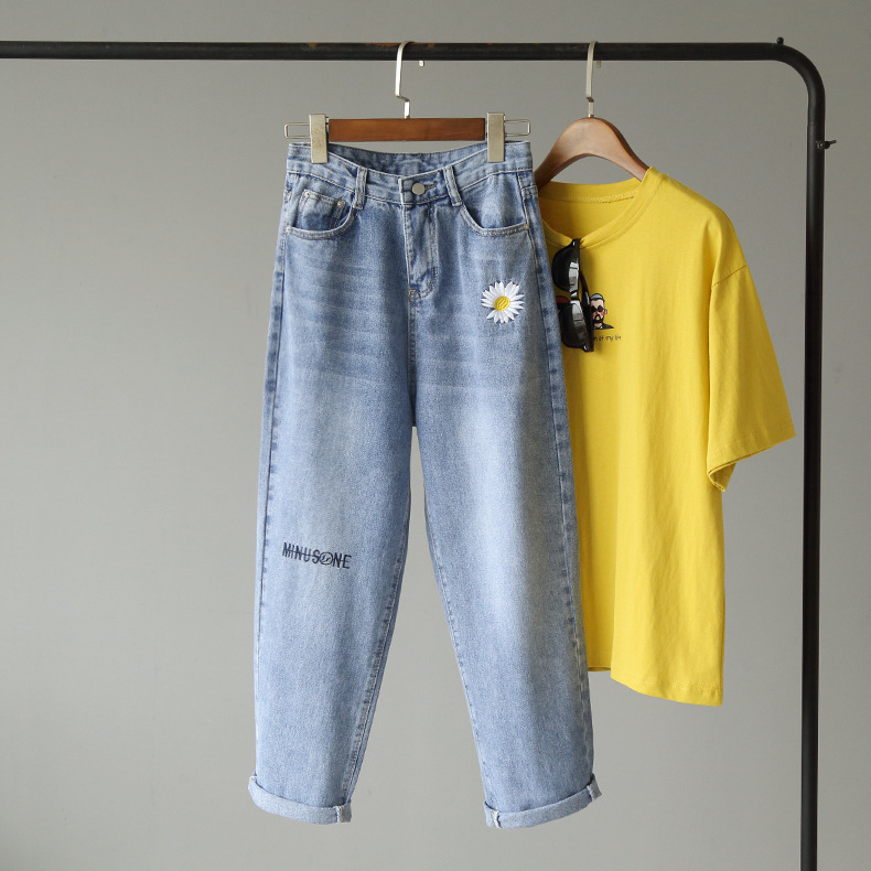 DM001 Korean version of the new spring and summer embroidery small chrysanthemum high waist harem jeans, Blue
DM001 Korean version of the new spring and summer embroidery small chrysanthemum high waist harem jeans, Blue