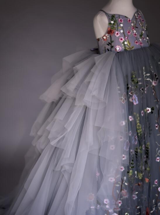 Embroidery Flower Girls Dress 2020 Luxury Girls Pageant Dress V Neck Fluffy TuTu First Communion Dresses Lovely Girls Birthday Dres