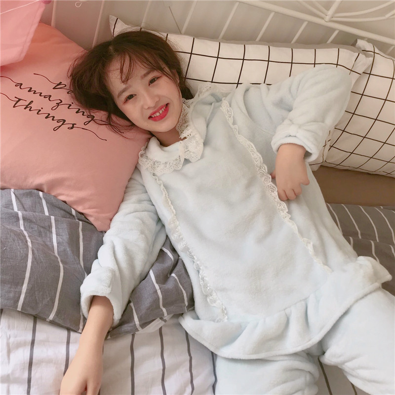 Winter Women Pajamas Sets Korean Version Of The New Lace Stitching Coral Velvet Doll Collar Flannel Warm Ladies Sleepwear
Winter Women Pajamas Sets Korean Version Of The New Lace Stitching Coral Velvet Doll Collar Flannel Warm Ladies Sleepwear