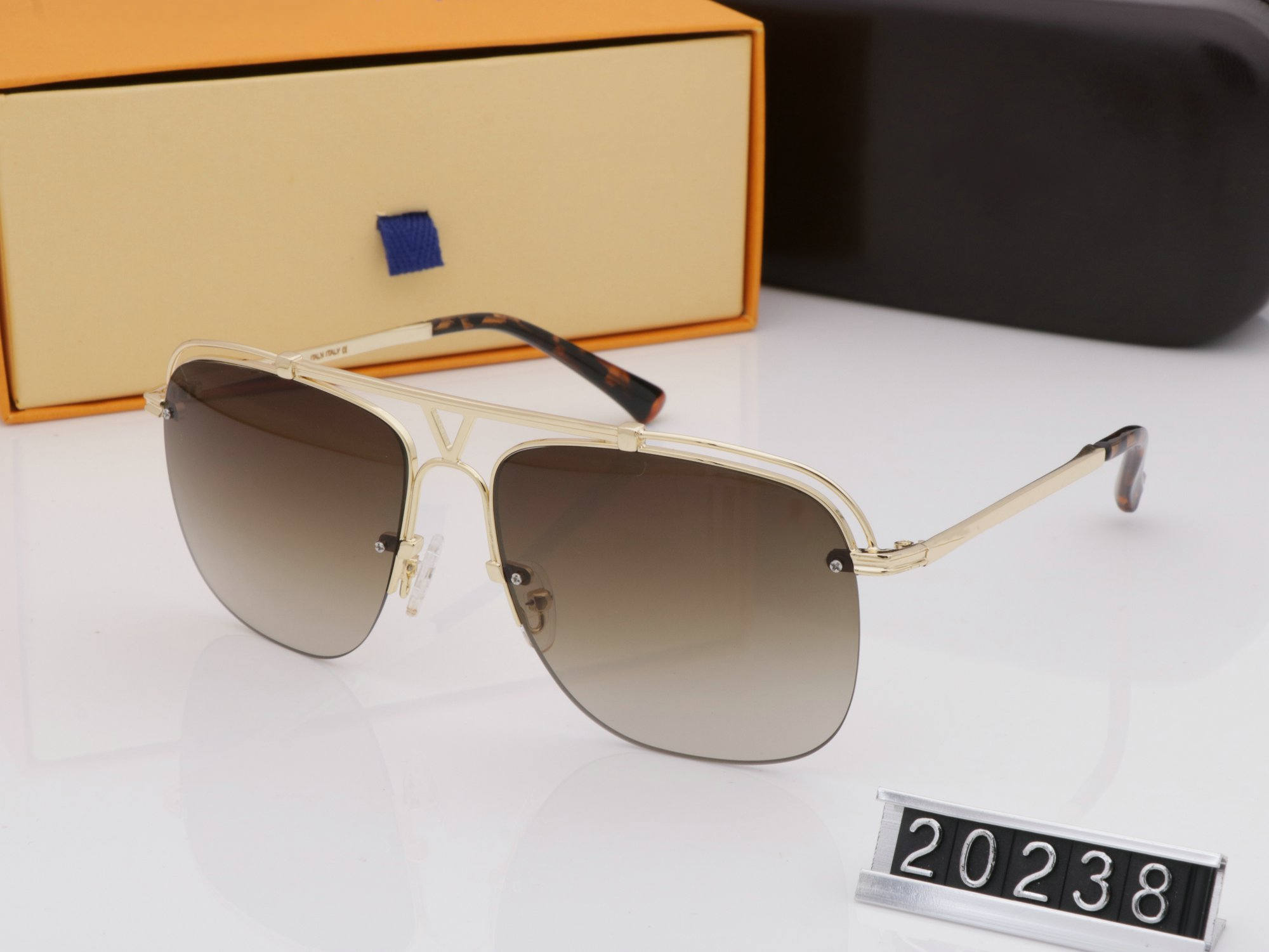 High quality Polarized lens pilot Fashion Sunglasses For Men Women Brand designer Vintage Sport Sun glasses With case and box 20238, White;black
High quality Polarized lens pilot Fashion Sunglasses For Men Women Brand designer Vintage Sport Sun glasses With case and box 20238, White;black