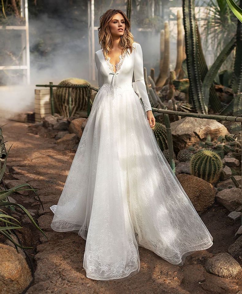 Backless Fabulous Lace Wedding Dresses Appliqued Deep V Neck Long Sleeves Bridal Gowns A Line Sweep Train Robe De Marie