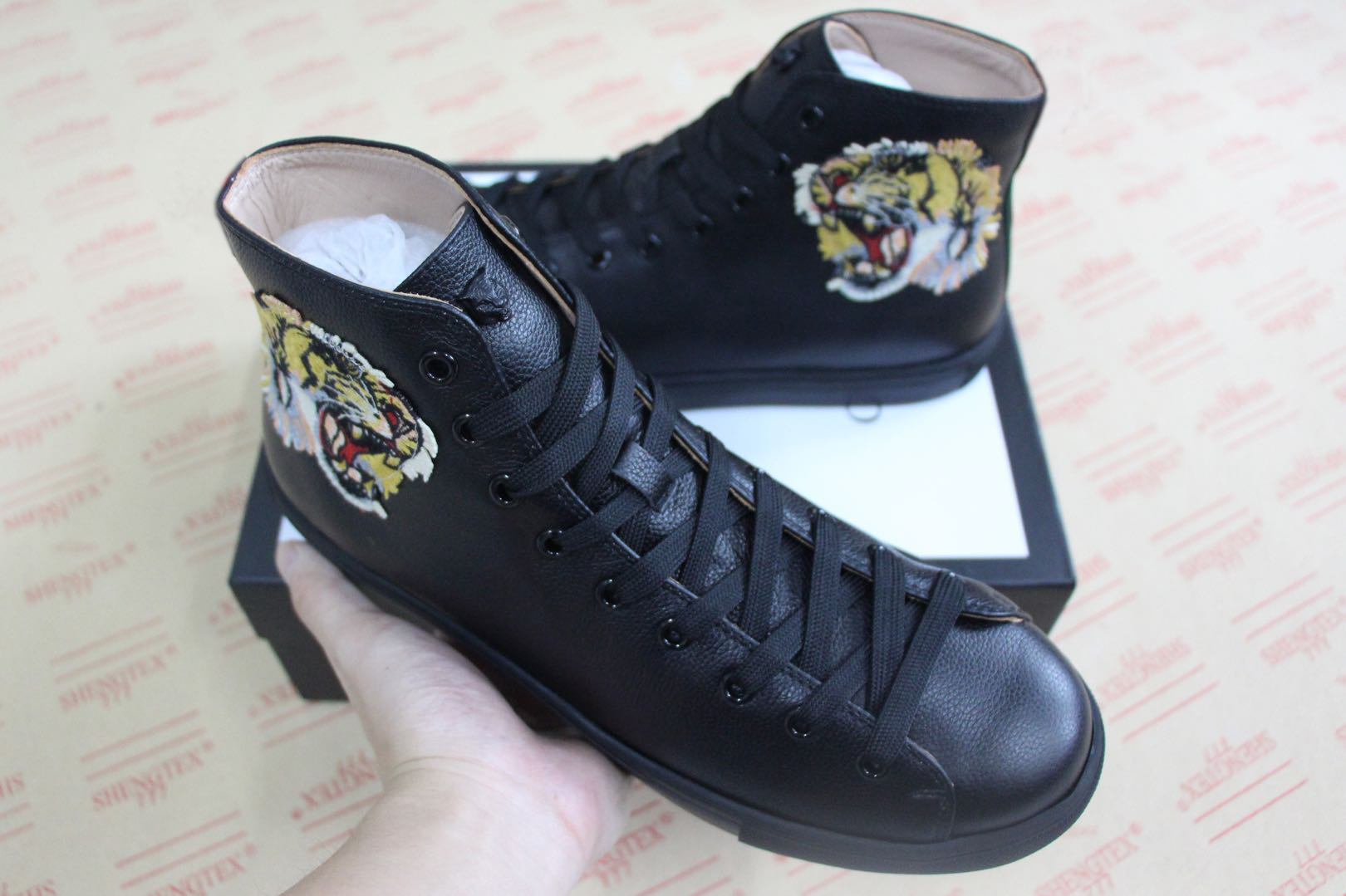 Designer high-top Casual Shoes textured leather with angry cat tiger dragon appliqué snake sneaker for men women size 35-46., Black tiger
Designer high-top Casual Shoes textured leather with angry cat tiger dragon appliqué snake sneaker for men women size 35-46., Black tiger
