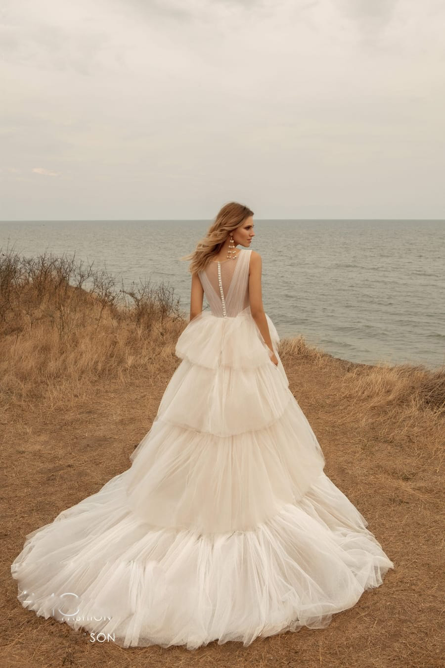 Simple A Line Ariamobridal Bohemian Dresses Jewel Neck Sleeveless Tulle Lace Tiers Button Wedding Gowns Sweep Train robe de mariée