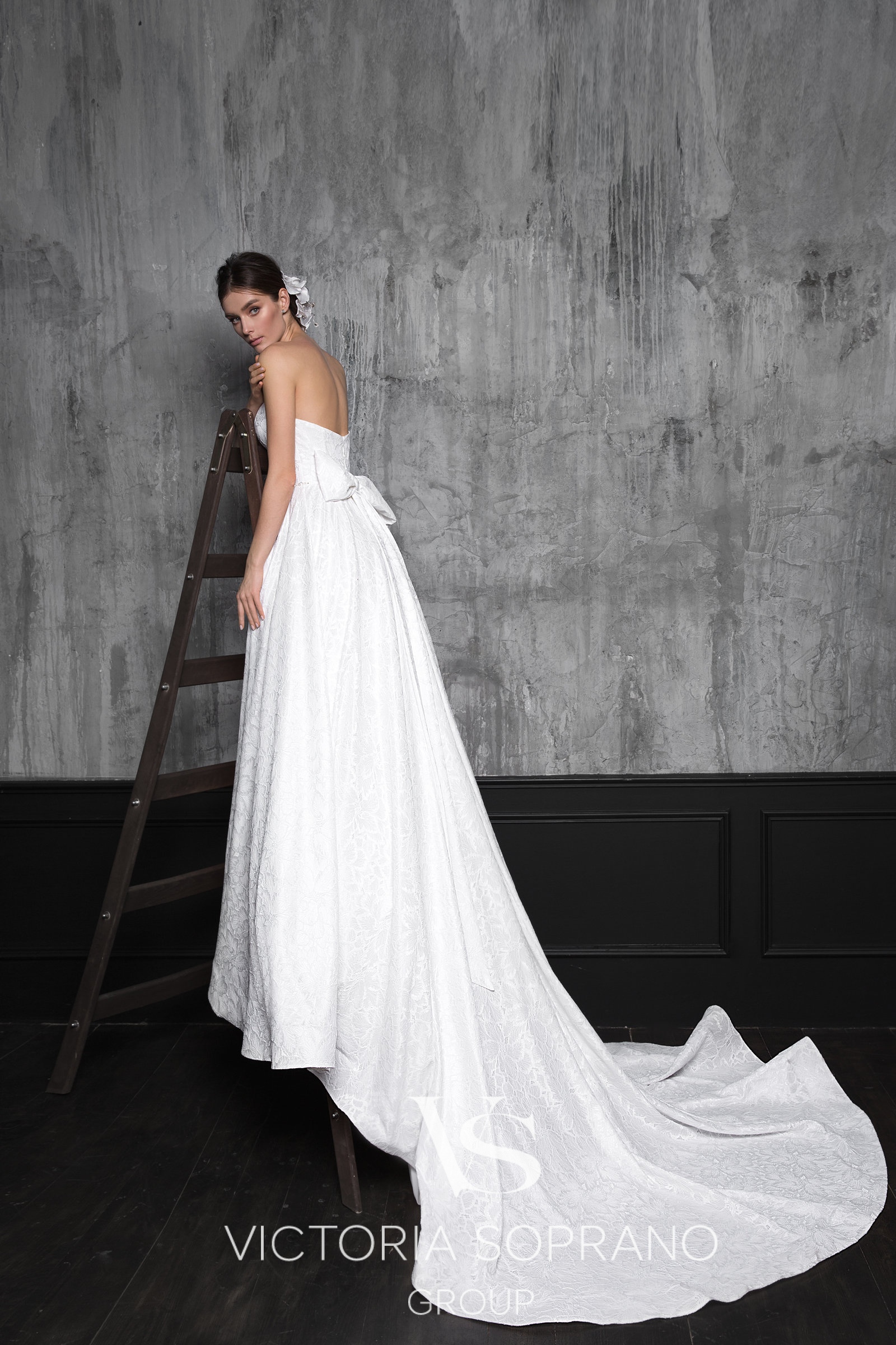New Fashion Wedding Dresses Off Shoulder Sheer Long Sleeve A Line Bridal Gowns Sexy Backless Lace Appliques Bohemian Wedding Dress