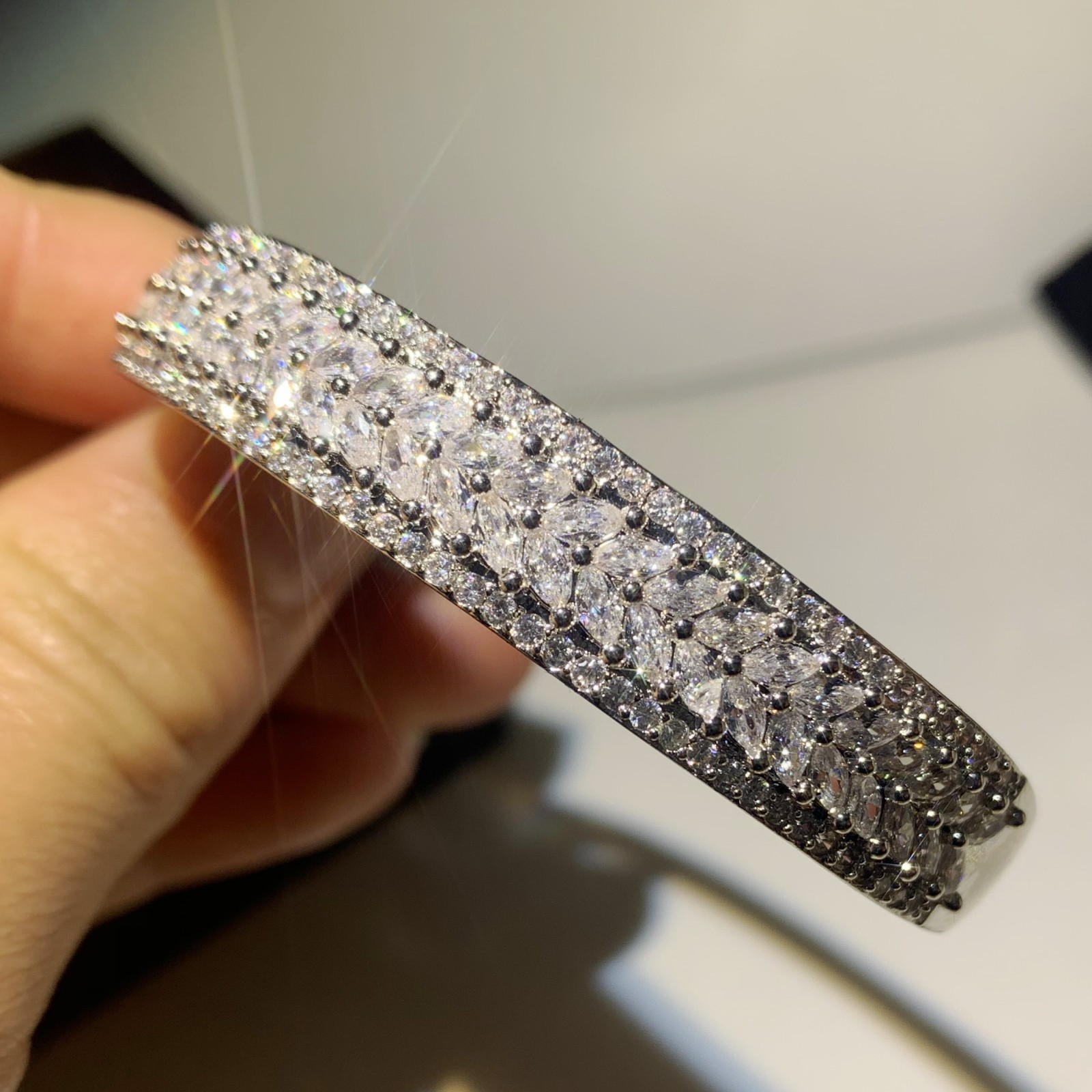 Sparkling New Arrival Luxury Jewelry 925 Sterling Silver Fill Pave White Sapphire CZ Diamond Women Wedding Bangle Finger Bracelet Gift