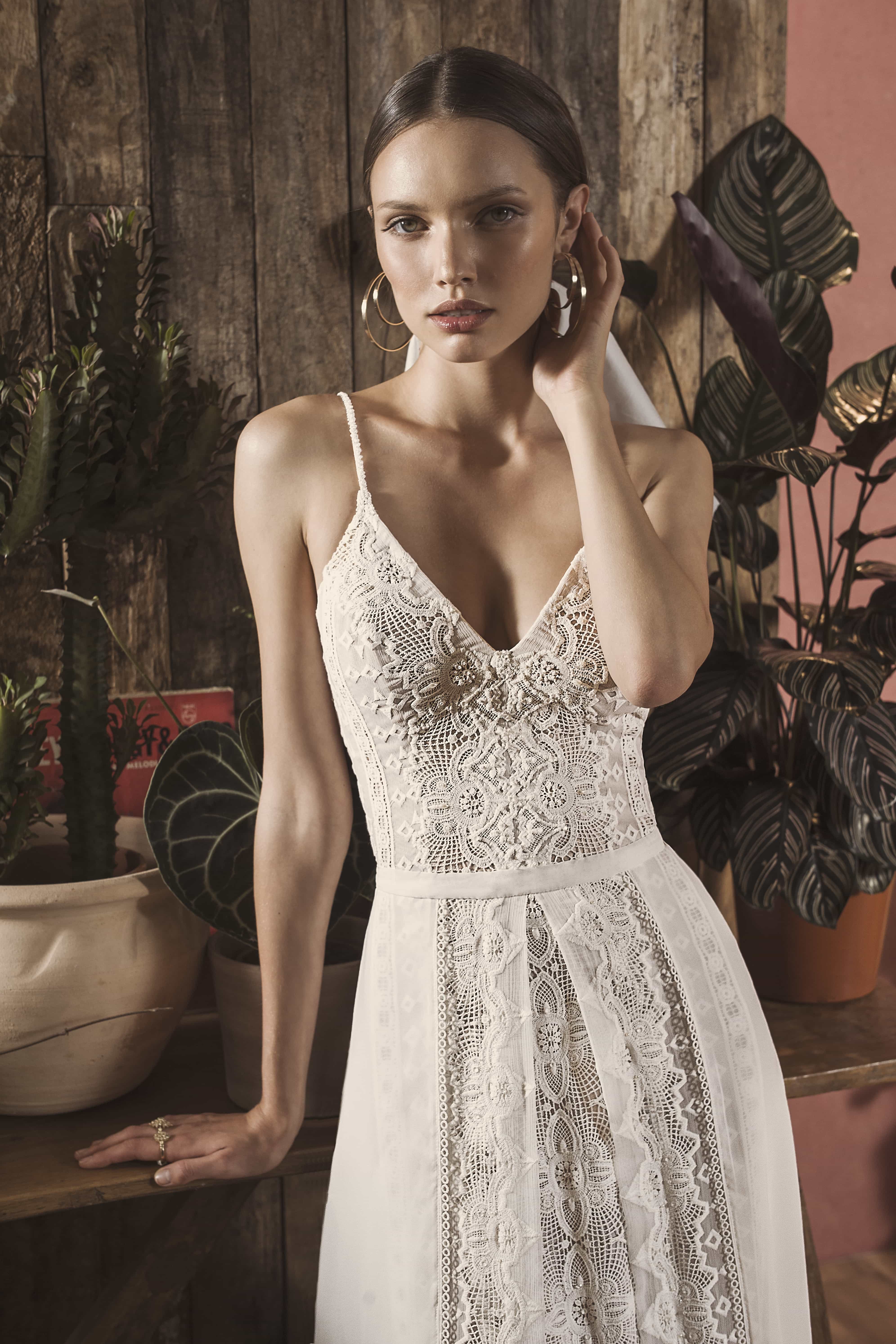 bohemian long wedding dresses spaghetti v neck lace appliqued boho backless bridal gowns a line chiffon wedding dress robe de marie