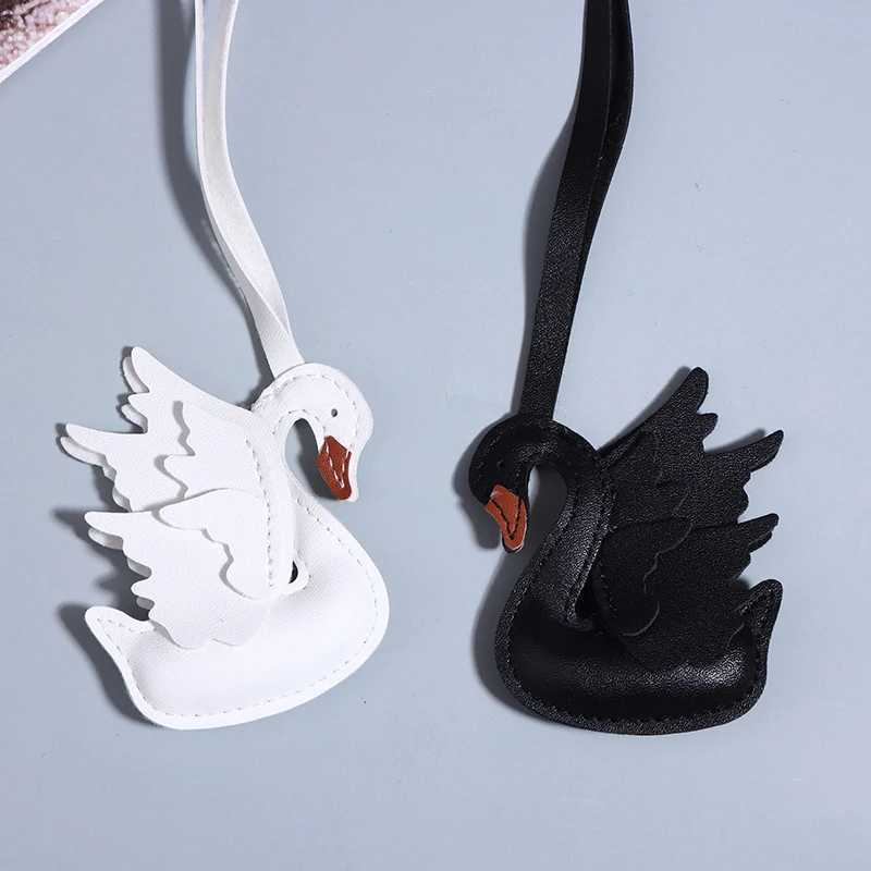 Handmade PU Leather Black And White Swan Couple Keychain Gift Suitable For Bag Charm Accessories Cute Decoration Z260831