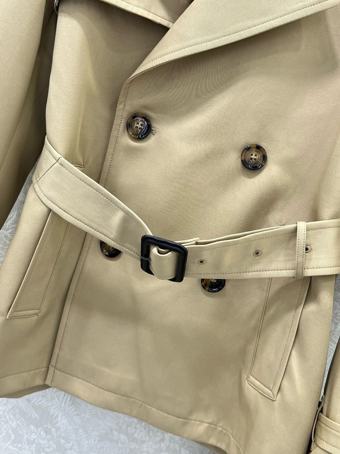 Designer 2026 Double-breted Waist-cinching Short Trench Coat Women In Khaki Black, Suitable For Commuting, With A Stylish Turn-down Collar And Luxury - view 4