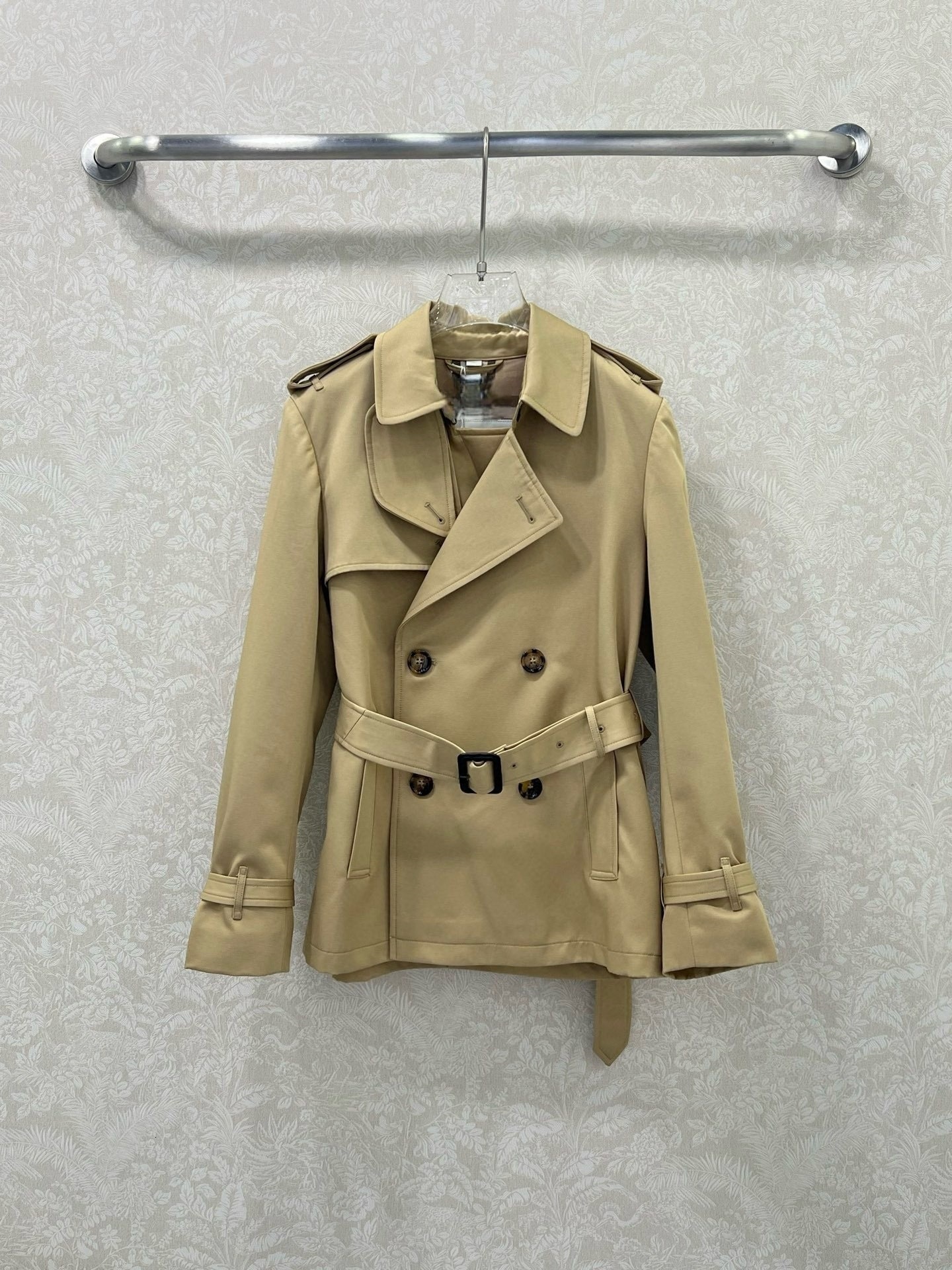 Designer 2026 Double-breted Waist-cinching Short Trench Coat Women In Khaki Black, Suitable For Commuting, With A Stylish Turn-down Collar And Luxury - view 3
