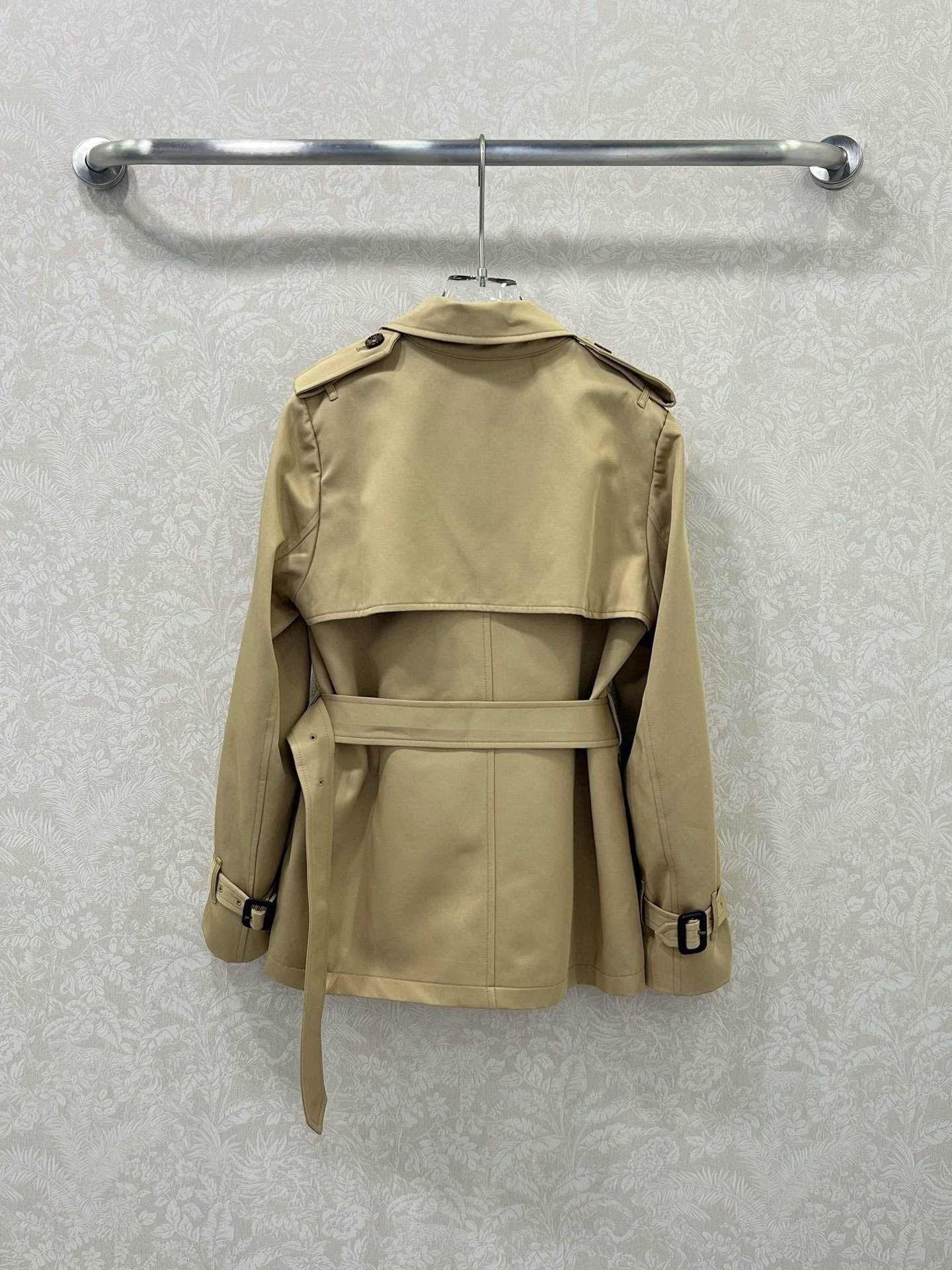 Designer 2026 Double-breted Waist-cinching Short Trench Coat Women In Khaki Black, Suitable For Commuting, With A Stylish Turn-down Collar And Luxury - view 5