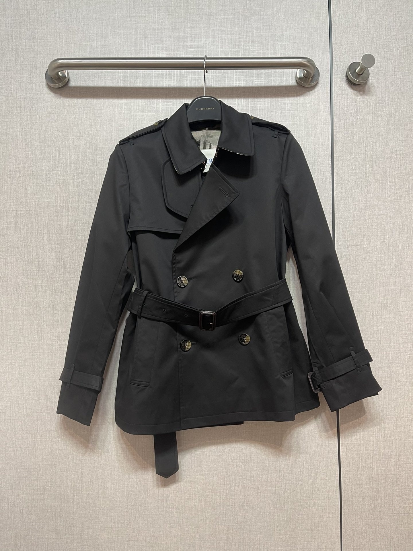Designer 2026 Double-breted Waist-cinching Short Trench Coat Women In Khaki Black, Suitable For Commuting, With A Stylish Turn-down Collar And Luxury - view 6