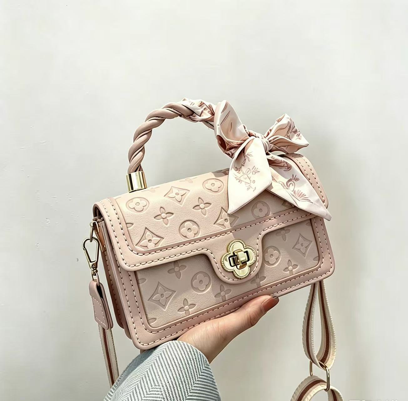 Designer 2026 classic embossed collision composite bag casual and fashionable versatile handbag for women black red pink green Free Shipping Viral Tre