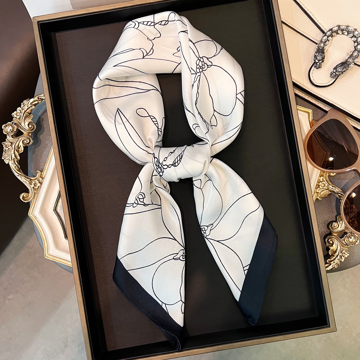 Small square women's suitable for spring, autumn, and summer, can be paired with shirts, decorative neck scarf, versatile, protects the neck, thi
