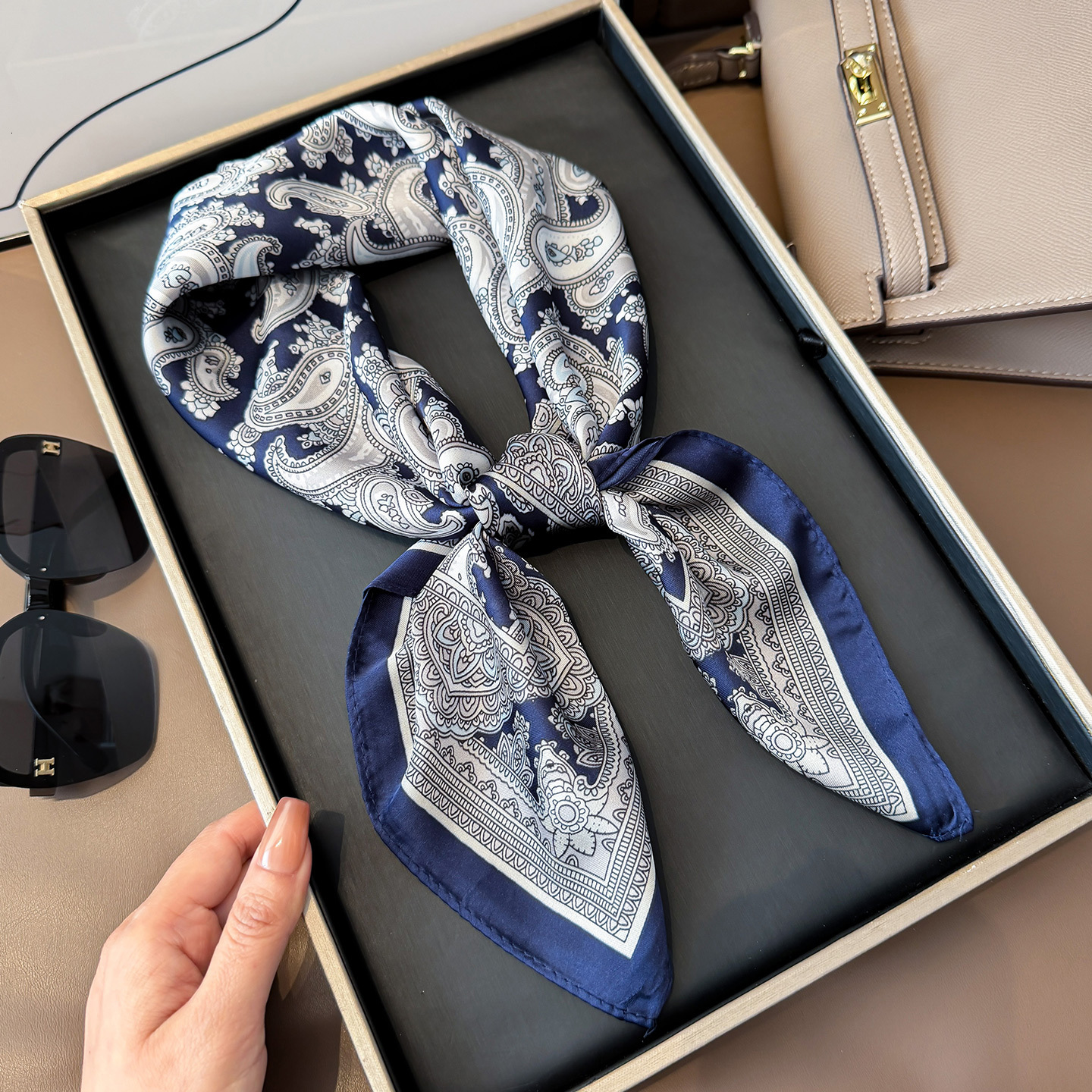 Nw small squar rtro paisly dsign, cross-bordr silk high-nd, vrsatil for profssional war, dcorativ nck scarf, can b usd as a bag strap or hair - view 5