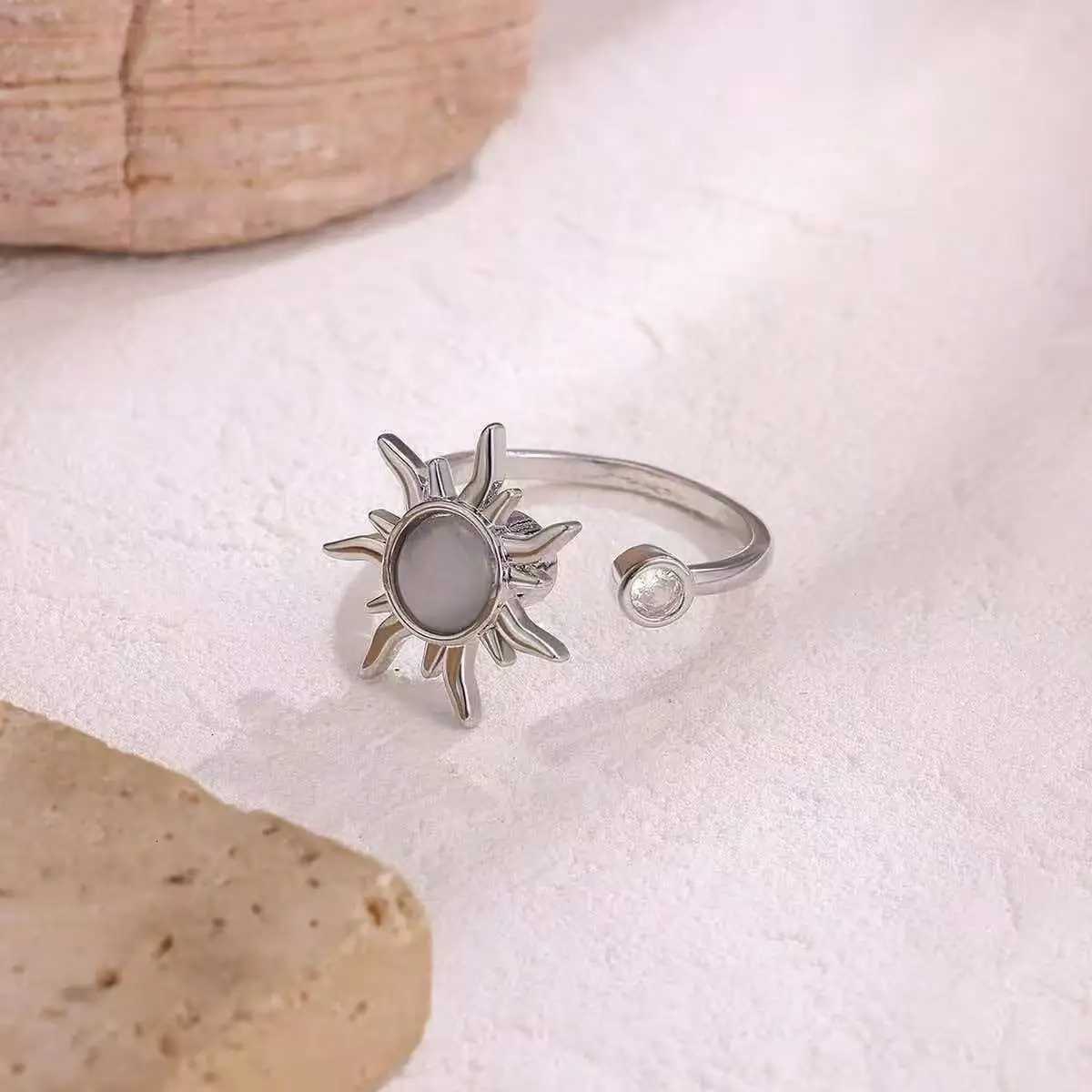 Two Band Rings Fashion Creek Full Diamond Zircon Sunflower Pendants Rotating Women's Finger Rings Fashion Daily Wear Jewelry Gifts N260924