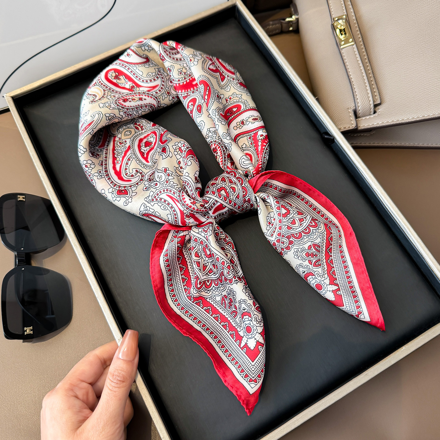 Nw small squar rtro paisly dsign, cross-bordr silk high-nd, vrsatil for profssional war, dcorativ nck scarf, can b usd as a bag strap or hair
