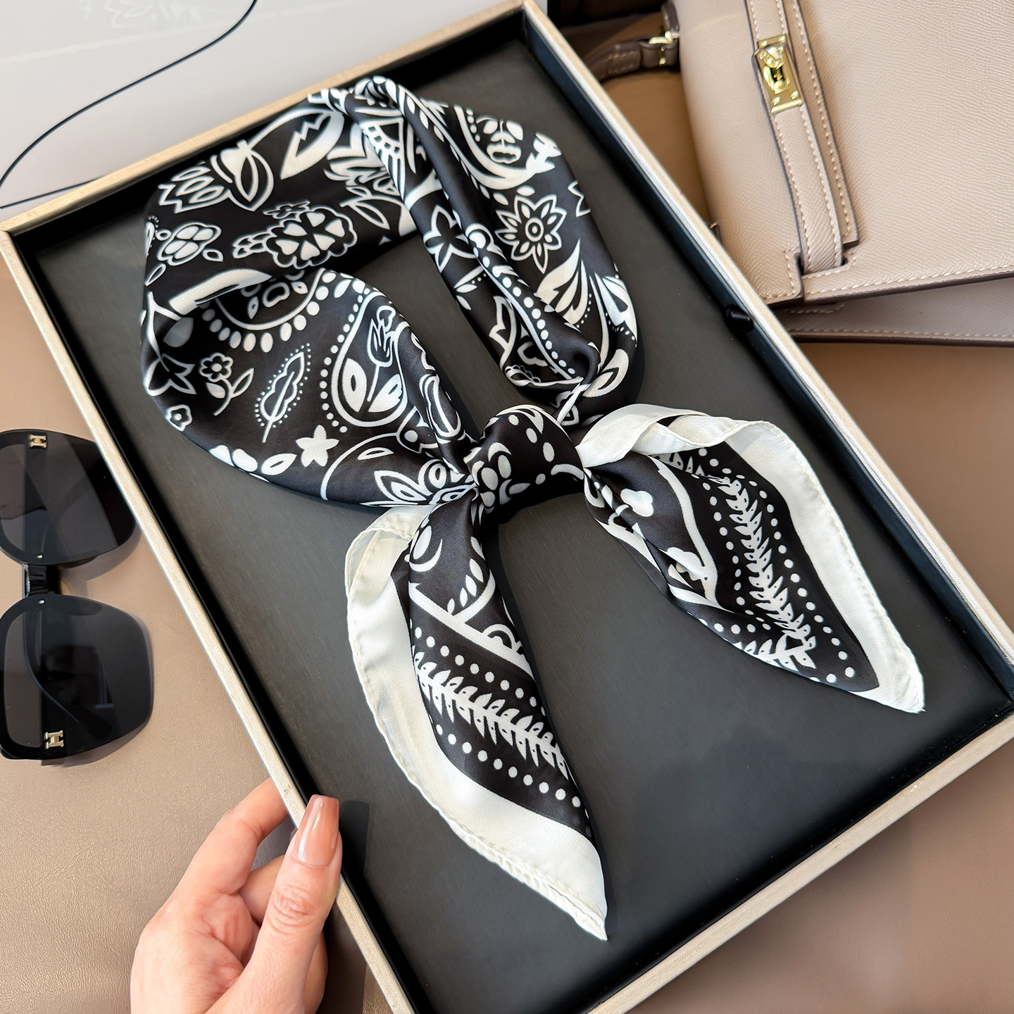 Retro cashew-patterned faux silk small square scarf, stylish and versatile, can be used as a headscarf, shawl, sun-protective neck wrap, or women' - view 4