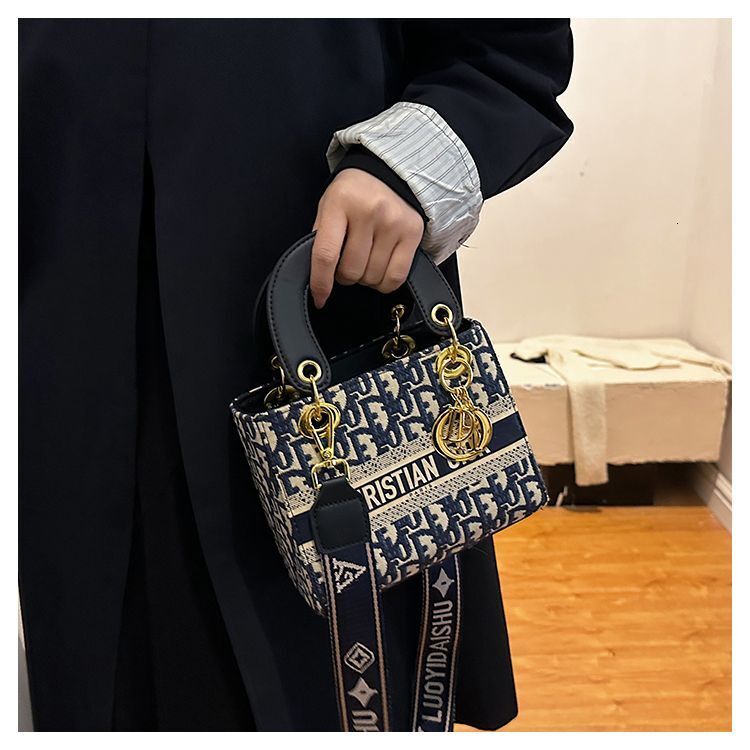 High-end Princess Diana Bag New Single Shoulder Crossbody Bag Embroidered Handbag Letter Versatile Stylish