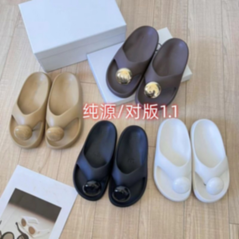26ss Luo Jia's flops lazy shoes that can be worn on the outside with just one step. Thick soled candy colored beach flip flops, small white shoes, are a niche style