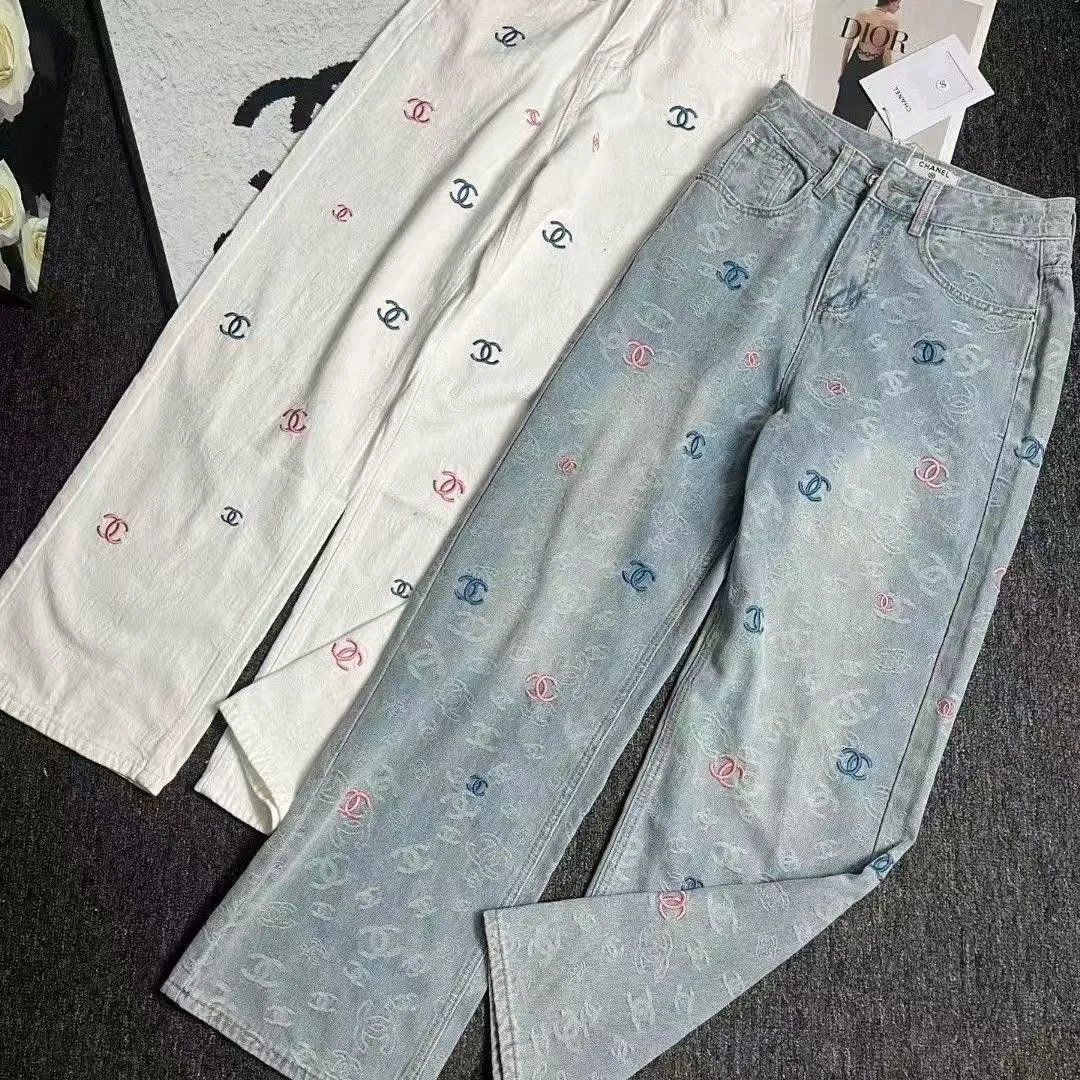 In the autumn of 2025, high-waisted white straight-leg jeans and long pants with letter-embroidered designs are a trendy choice for European brands
