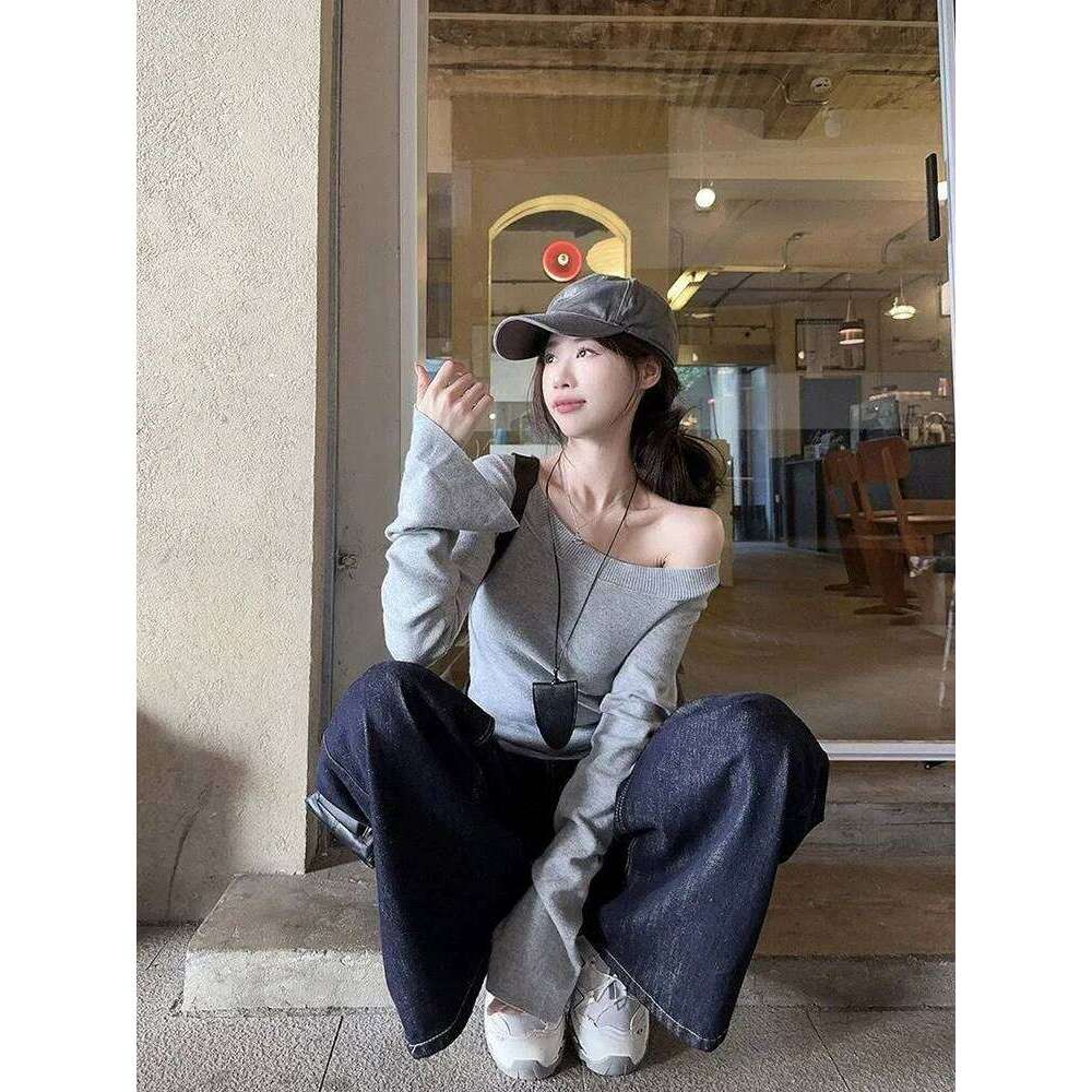 2025 autumn new slanted shoulder slim fit long sleeved T-shirt sexy pure desire style niche spicy girl top ins