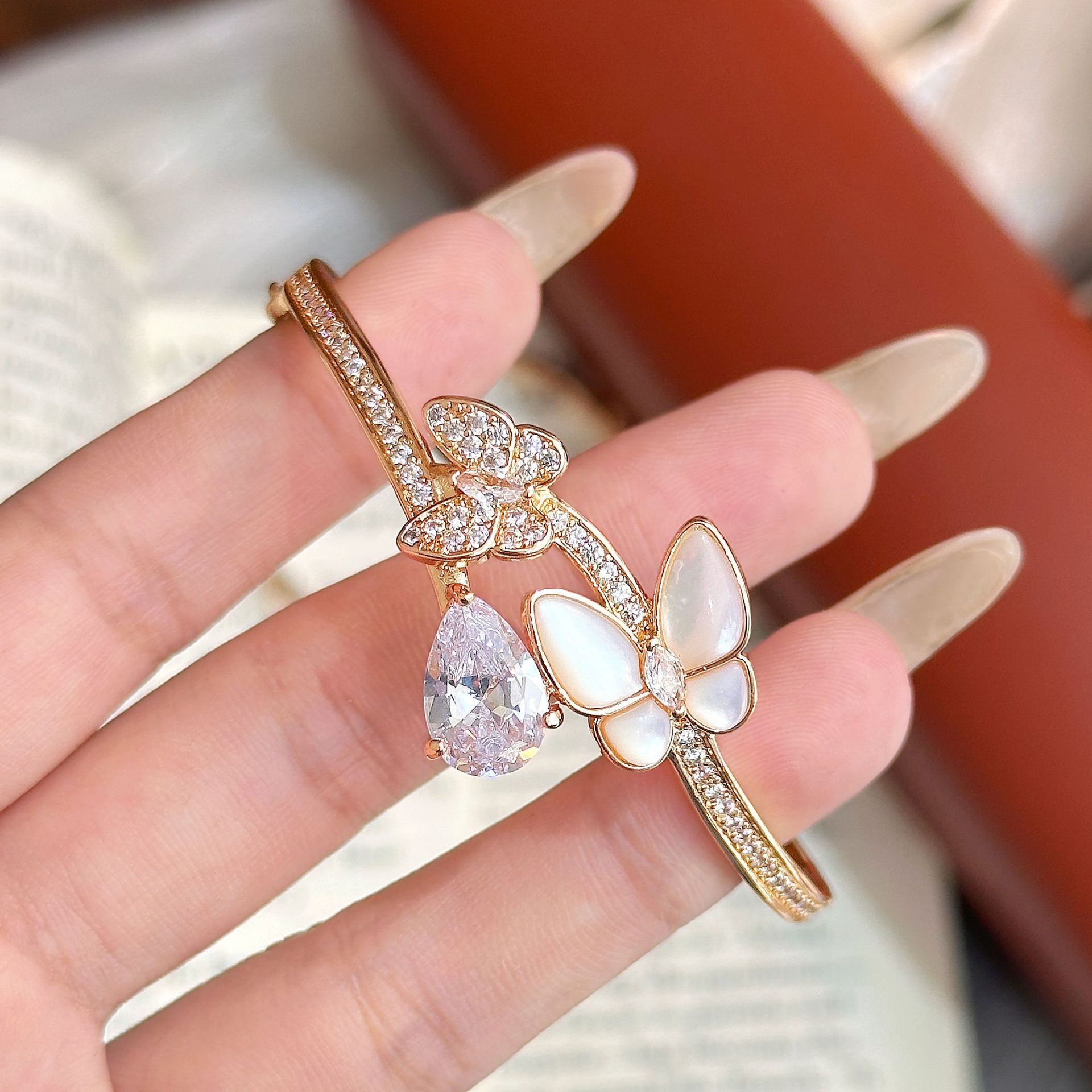 Luxury Brand Designer Jewelry French Style Light Luxury Mother-Of-Pearl Butterfly Bracelet For Women, Vintage High-End Exquisite Versatile Niche Perso