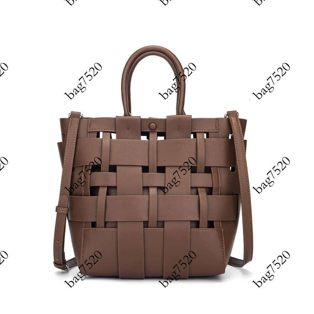 Slant shoulder water bucket design bag with hollowed out hand-held design, fashionable small tote, large capacity woven trend Pingshuo