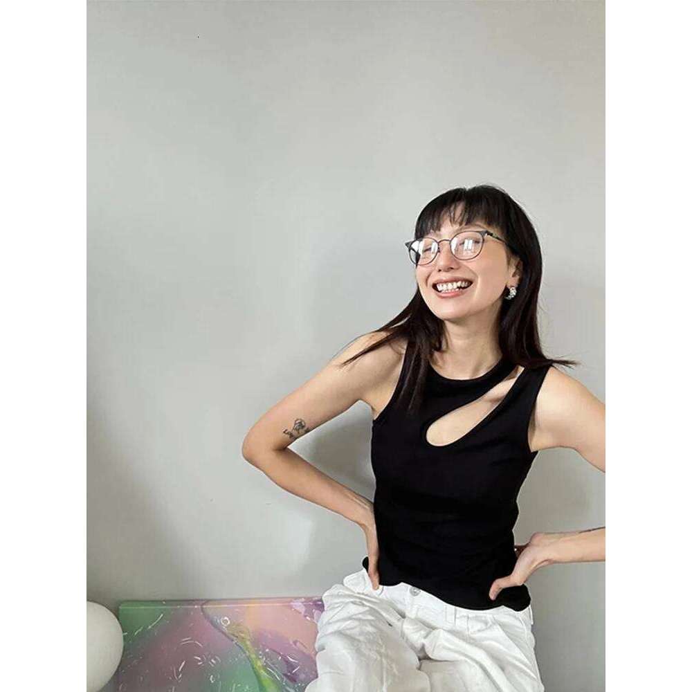 Ribbed crop top with slim fit feeling, sexy sleeveless round neck and hollow out vest