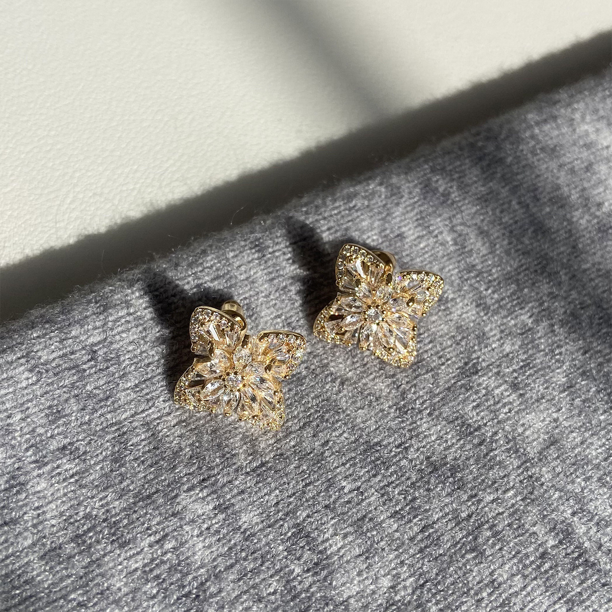 Luxury Brand Designer Jewelry Hollow Flower Four-Leaf Clover Earrings For Women 2025 New Hot-Selling Light Luxury High-End Earrings Flower Ear Jewelry