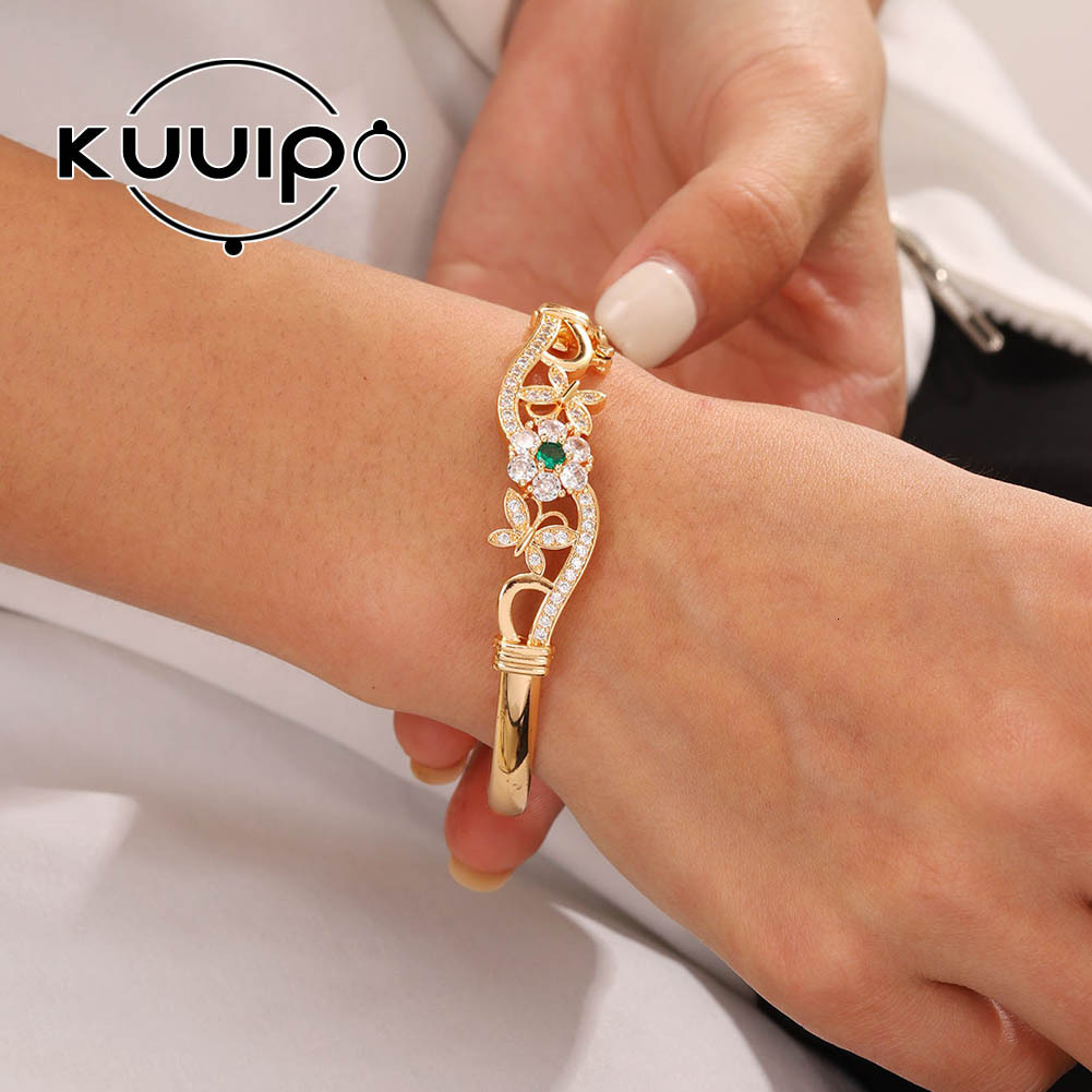 Luxury Brand Designer Jewelry Bracelet Hollow Butterfly Design Fashion Inlaid Jewelry European And American Retro Bracelet High-End Versatile Jewelry 