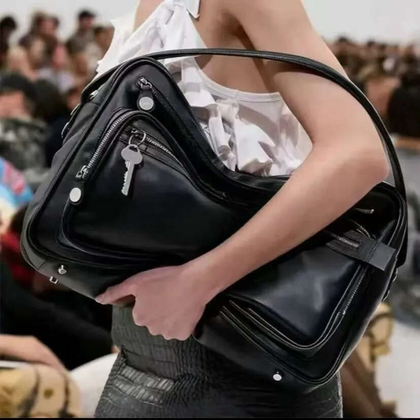 High-end genuine leather single-shoulder bag, unisex, with zipper lock, travel multi-compartment, motorcycle tote bag, keychain bag, crossbody bag, un