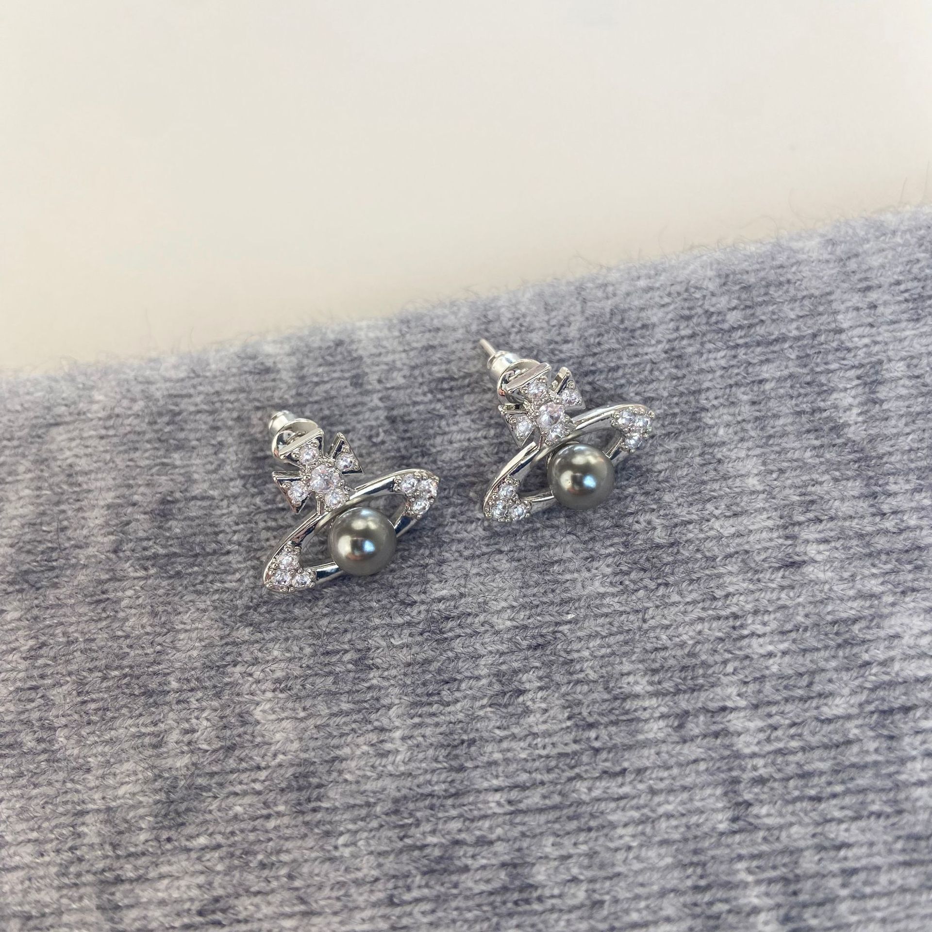Luxury Brand Designer Jewelry 925 Silver Needle Simple Gray Pearl Saturn Earrings Planet Earrings High-End Small Elegant Women's Earrings Wholesa