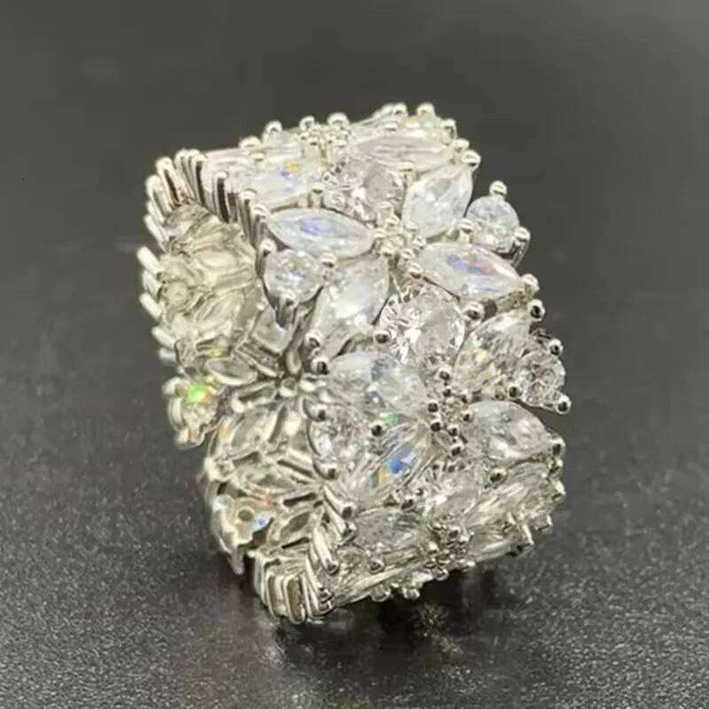 Huitan Delicate Bright Finger Rings Female Attractive Sparkling Cubic Zirconia Accessories Graceful Temperament Wedding Jewelry