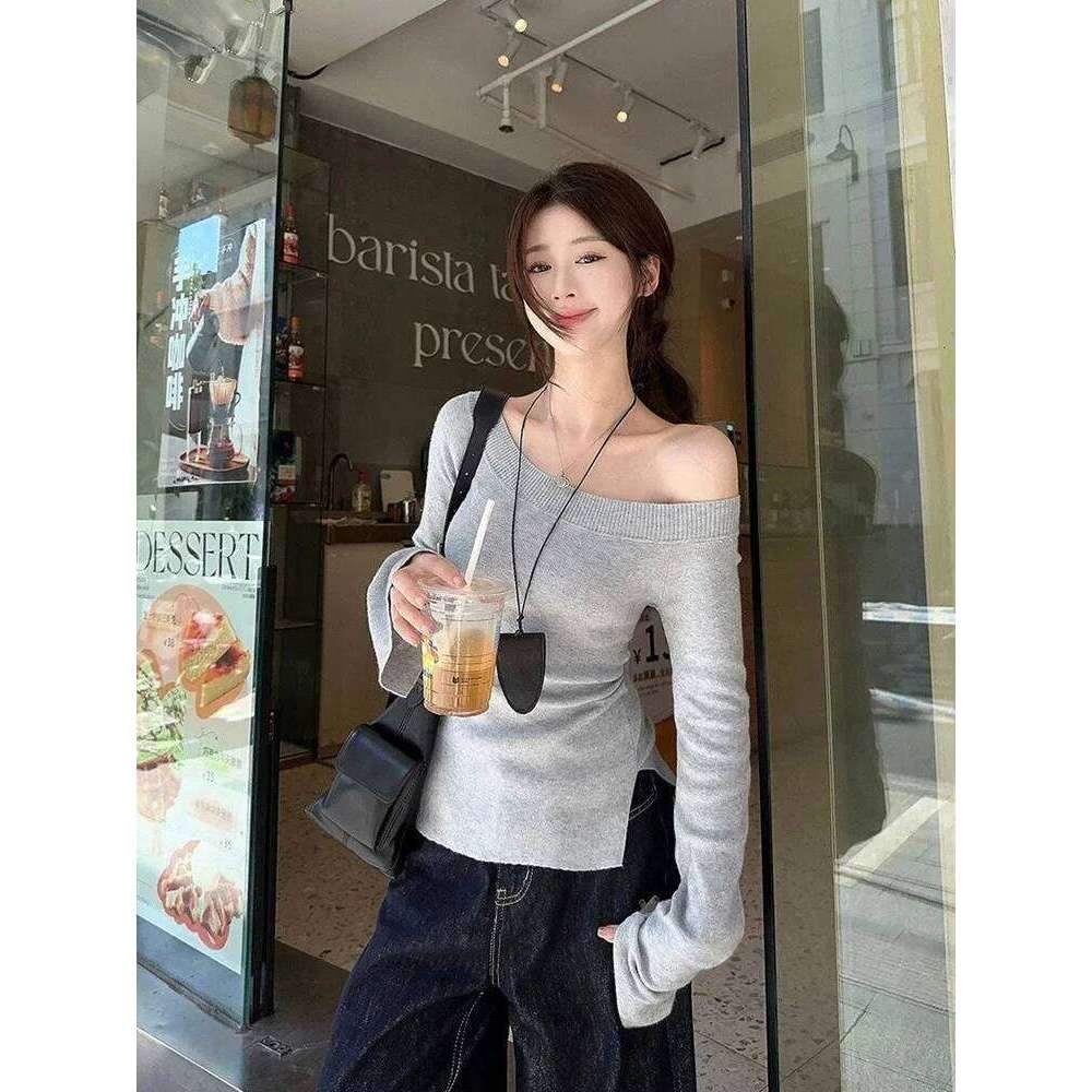 2025 autumn new slanted shoulder slim fit long sleeved T-shirt sexy pure desire style niche spicy girl top ins