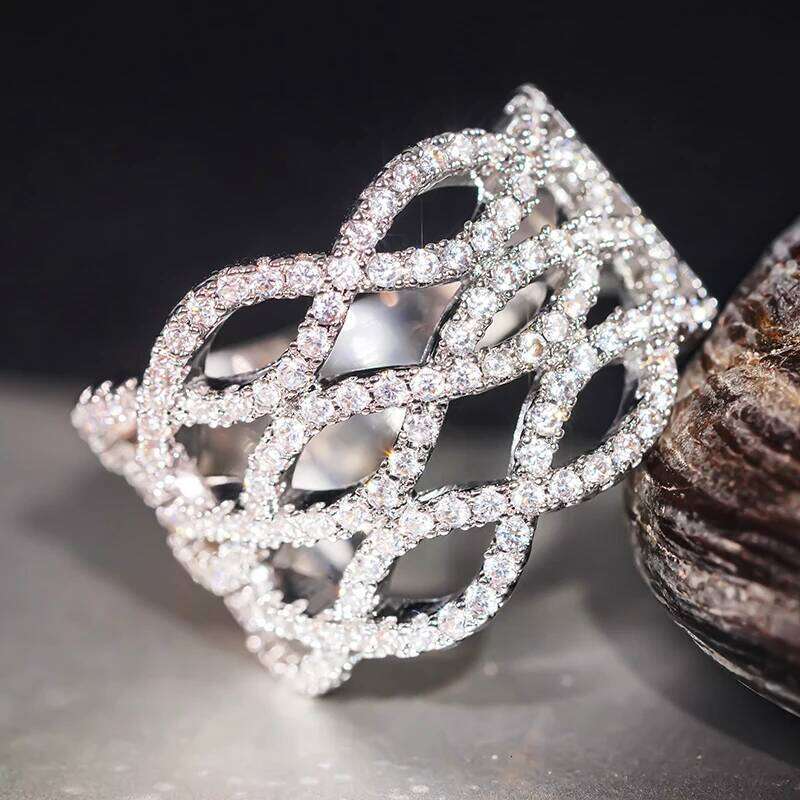 Huitan Fashion Twist Design Women Rings Luxury Silver Color Wedding Band Accessories Trendy Female Finger Ring for Party Jewelry