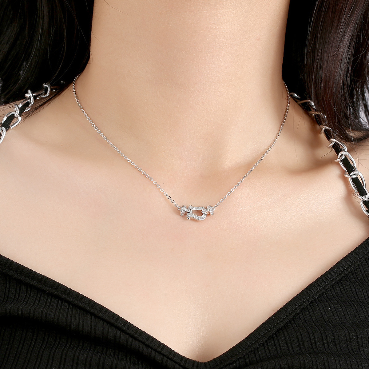 Luxury Brand Designer Jewelry Luxurious Full Diamond Horseshoe Buckle Titanium Steel Necklace For Women Versatile Commuting Niche Light Luxury High-En