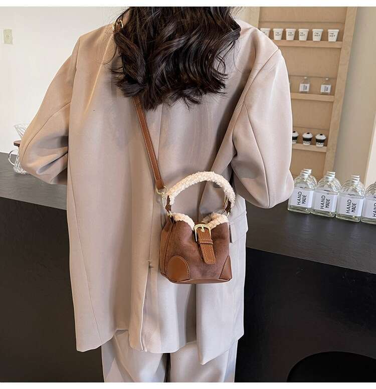 Hot Selling Women's Bags Bucket Shoulder Autumn Winter Vintage Versatile Lamb Wool Handbag Elegant Fashion Crossbody Bag DIDENGLAOREN