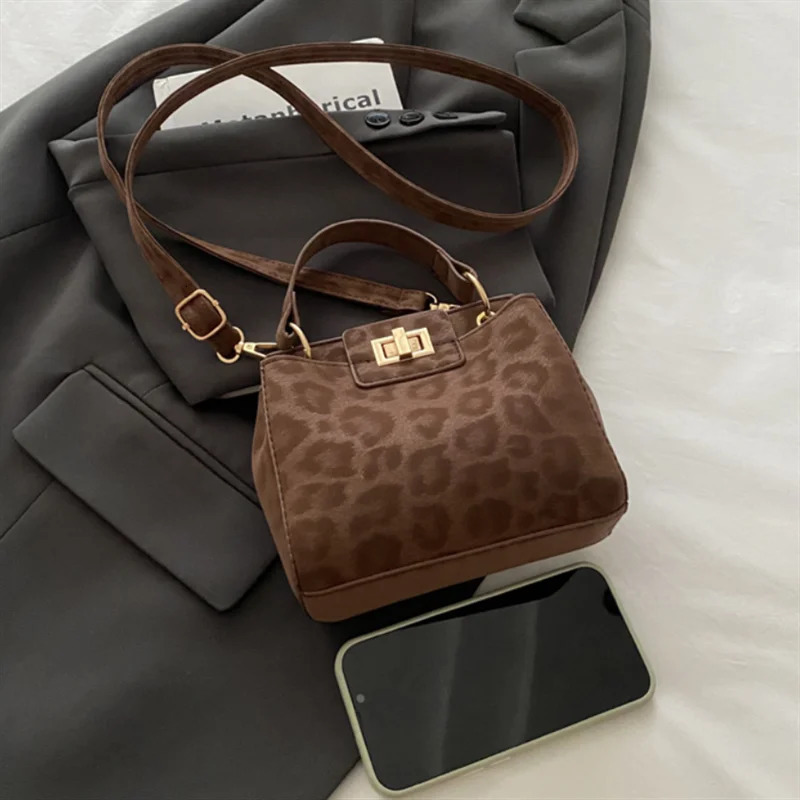 Chic Banquet Leopard Print Crossbody Bag Stylish Women Tote Bag Retro Buckle Handbag Underarm Shoulder Bag for Women Daily Use 251231