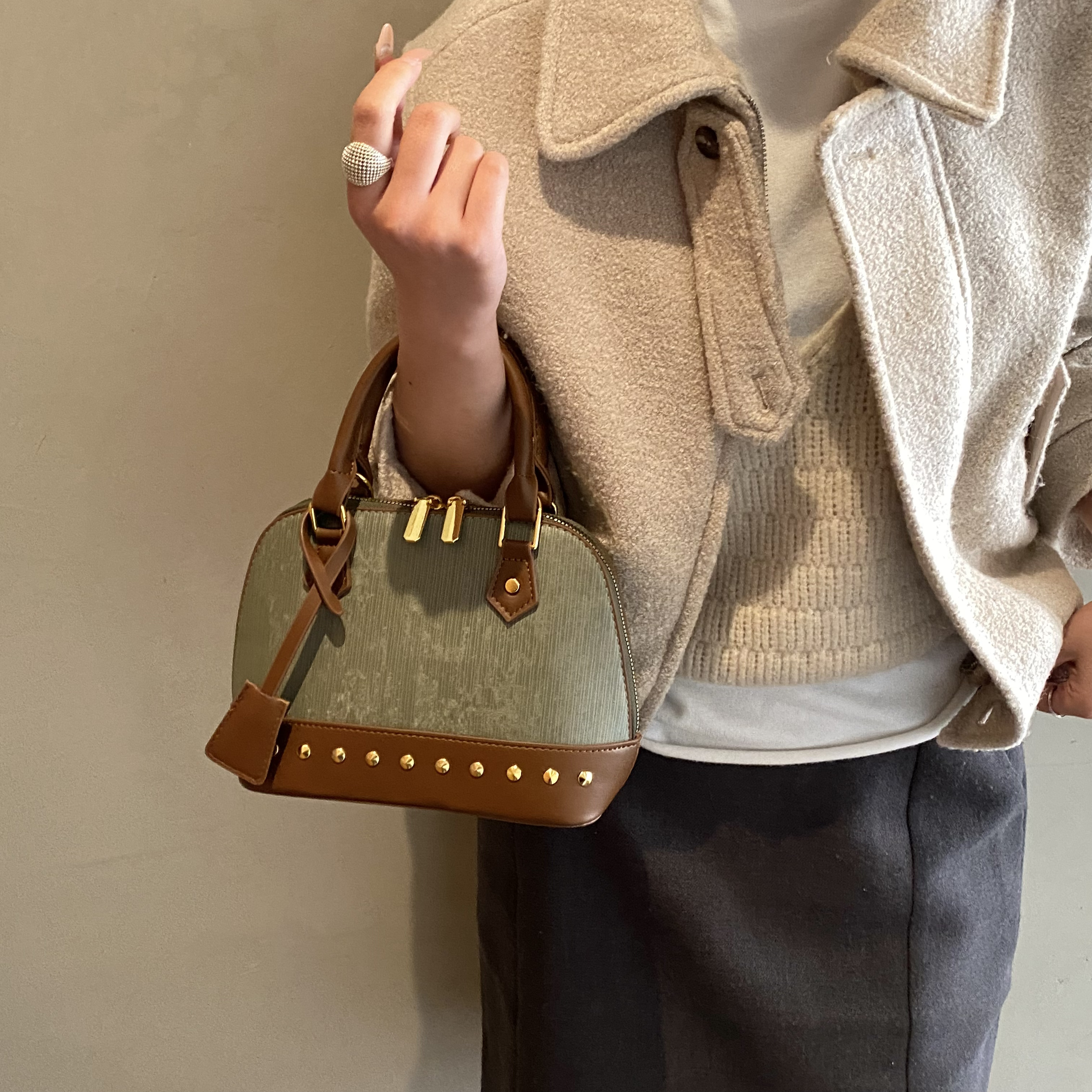 Chic Female Tote: High-Quality Material & Stylish Shoulder Carry