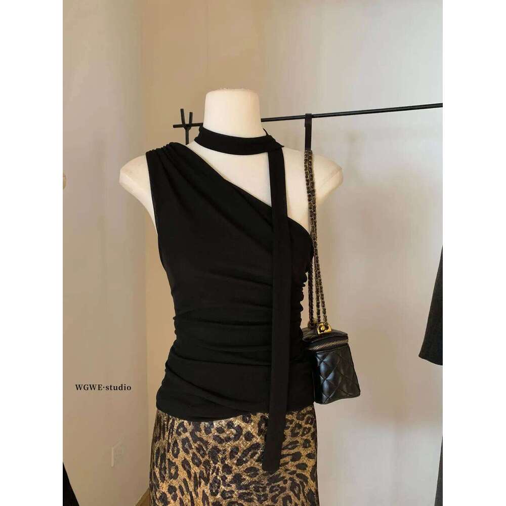 2025 Summer Women's Slant Shoulder Sleeveless Small Shirt Design Sense, niche, ribbon style spicy girl off the shoulder top smal