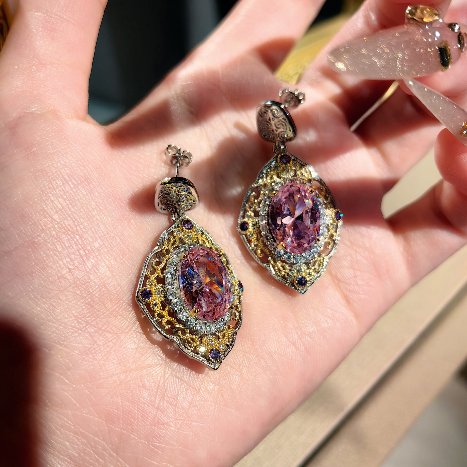 Luxury Brand Designer Jewelry Italian Court Style Two-Tone Gold Hollow Craft Inlaid Pink Diamond Pendant Royal Blue Earrings Gemstone Ring Set