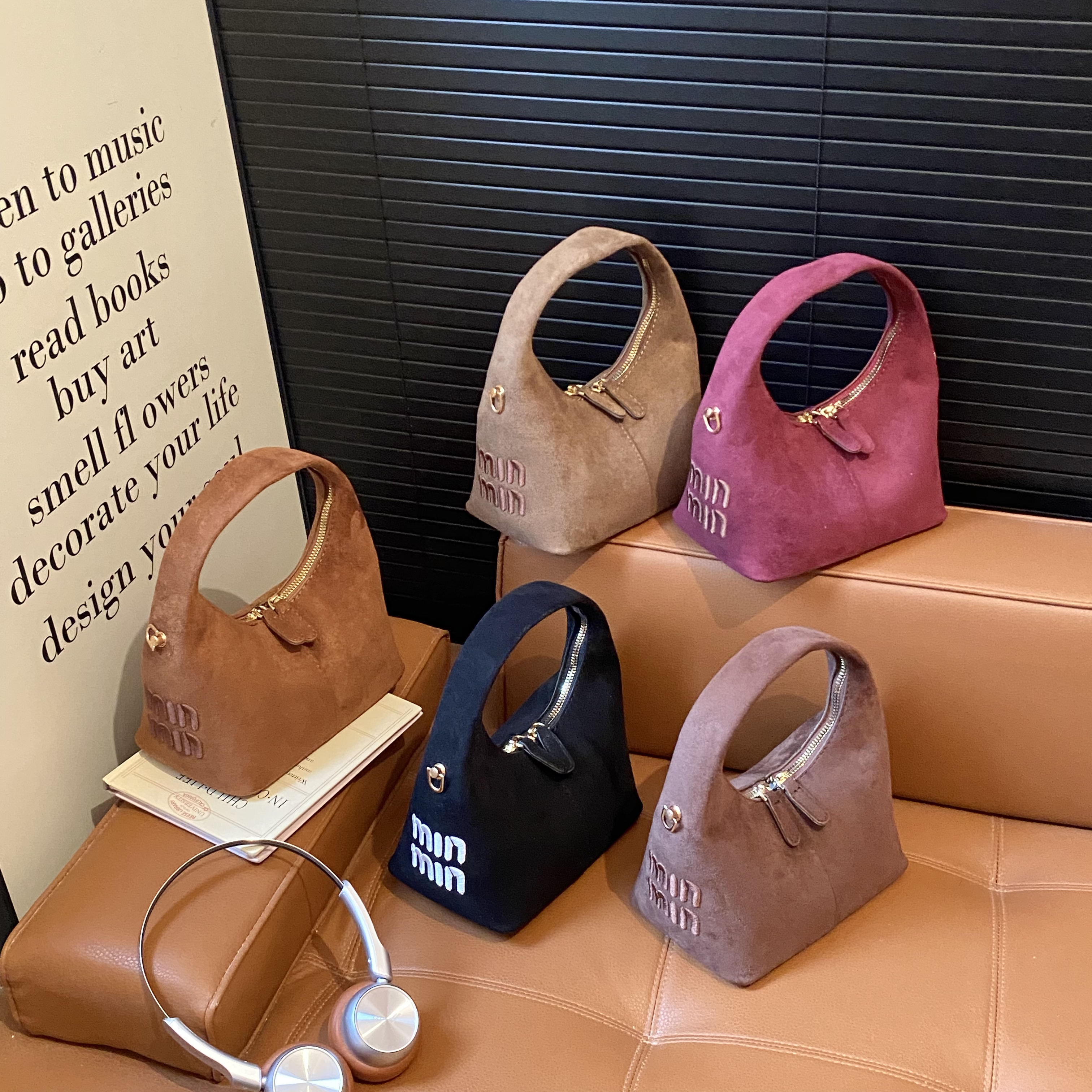 Stylish Ladys Shoulderpurse Featuring Robust Construction