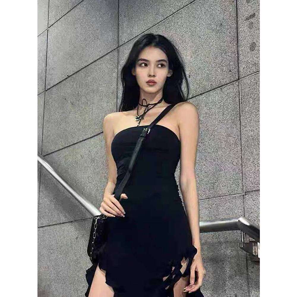 Design sense retro niche black strapless dress for women, pleated slimming and slimming, irregular mid length skirt