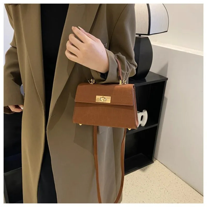High-quality Handbag Bag Female 2026 Fashion Joker One-shoulder Crossbody Bag Retro Western Style Small Bag Handbags Bags 251231
