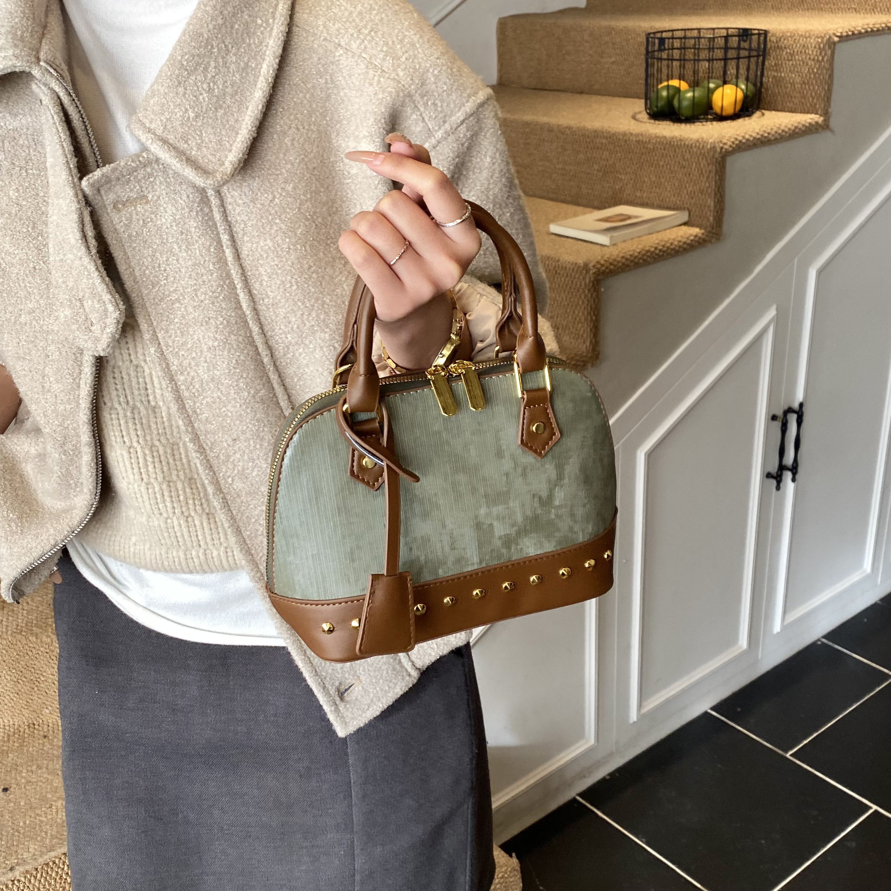 Chic Female Tote: High-Quality Material & Stylish Shoulder Carry