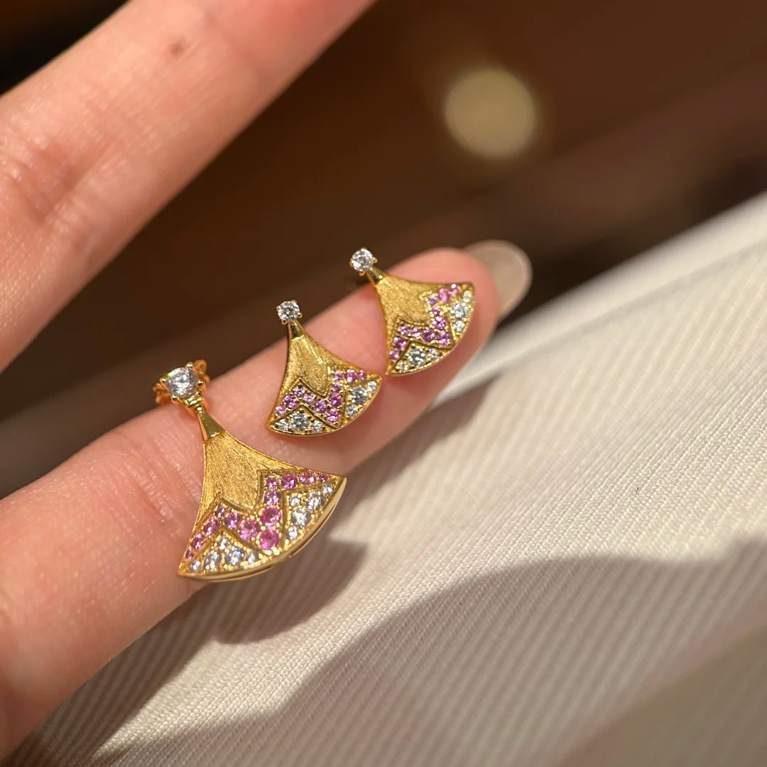 Luxury Brand Designer Jewelry French Retro Pink Corundum Brushed Mini Skirt Necklace Light Luxury Fashion Gold-Plated Fan Earrings Set For Women