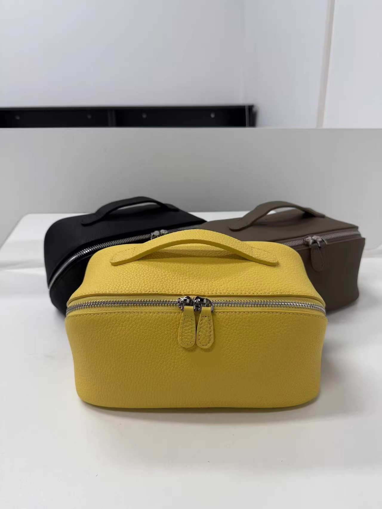 Sleek and sophisticated top-grain leather solid-color 2026 texture makeup bag genuine leather travel portable toiletry bag large-capacity storage bag